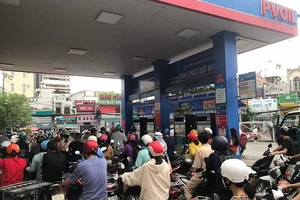 Người dân TP Thủ Đức xếp hàng dài trong đêm chờ đổ xăng 