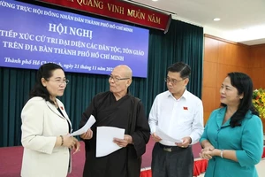 Cử tri kiến nghị về việc cấp sổ hồng, cho vay nặng lãi 