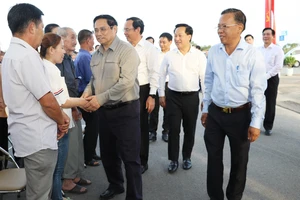 Thủ tướng thăm, tặng quà cho người dân tái định cư dự án Vành đai 3 