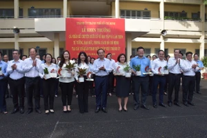 Thành uỷ TP.HCM khen thưởng 7 cá nhân kể chuyện dưới cờ về học tập theo gương Bác 