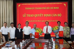 Thành uỷ TP.HCM trao quyết định nghỉ hưu cho 2 cán bộ