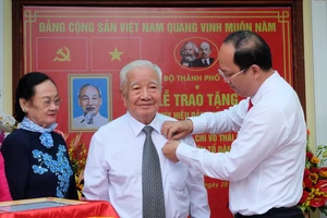 Nguyên Thứ trưởng Bộ Công an nhận Huy hiệu 65 năm tuổi Đảng 