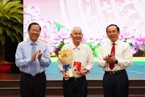 Ông Nguyễn Văn Nên: Các Bí thư khu phố, ấp đã sống vì người khác, vì nước, vì dân...