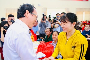 Đoàn công tác TP.HCM thăm, chúc Tết tỉnh Tây Ninh và trao quà cho bà con nghèo 