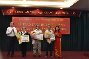 Đảng ủy Khối Dân - Chính - Đảng TP.HCM trao huy hiệu đảng cho 31 đảng viên dịp 3-2