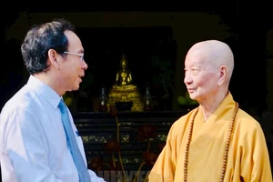 Bí thư Thành ủy TP.HCM Nguyễn Văn Nên thăm, chúc tết Đại lão Hòa thượng Thích Trí Quảng