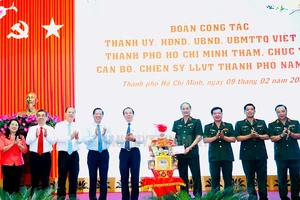Bí thư Nguyễn Văn Nên thăm, chúc Tết Công an, Bộ Tư lệnh TP.HCM