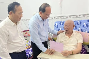 Lãnh đạo Thành uỷ TP.HCM thăm các chiến sĩ Điện Biên Phủ