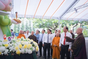 Lãnh đạo TP.HCM thăm, chúc mừng Đại lễ Phật Đản 