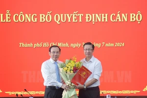 Bí thư Nguyễn Văn Nên trao quyết định nghỉ hưu cho ông Phạm Đức Hải