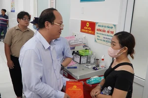 Lãnh đạo Thành ủy TP.HCM thăm, động viên nạn nhân vụ gãy nhánh cây trong công viên Tao Đàn 