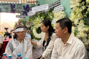 Lãnh đạo Ban Dân vận Thành ủy TP.HCM viếng nạn nhân vụ gãy nhánh cây trong công viên Tao Đàn