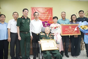 Thiếu tướng Hoàng Dũng, nguyên Chánh Văn phòng Bộ Tổng tham mưu nhận huy hiệu 80 năm tuổi Đảng