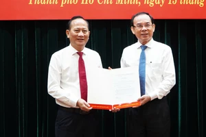 Bí thư Nguyễn Văn Nên trao quyết định điều động Bí thư huyện Bình Chánh, Hóc Môn