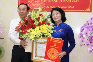 Nguyên Phó Chủ tịch nước Đặng Thị Ngọc Thịnh nhận huy hiệu 45 năm tuổi Đảng