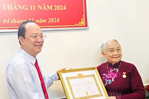 Lãnh đạo Thành ủy TP.HCM trao huy hiệu 60 năm tuổi Đảng cho nguyên Bí thư Tỉnh ủy Đồng Nai