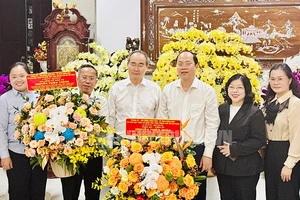 Lãnh đạo Thành ủy TP.HCM thăm các nhà giáo tiêu biểu 