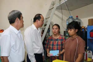 Lãnh đạo Thành ủy TP.HCM thăm, chúc tết trẻ mồ côi do dịch COVID-19, người có công 