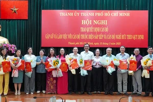 Thành ủy TP.HCM tri ân 46 cán bộ nghỉ hưu, nghỉ việc khi sắp xếp bộ máy