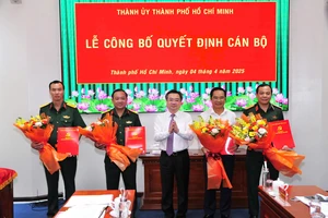 Ông Nguyễn Thanh Nghị trao quyết định nhân sự Đảng bộ Quân sự TP.HCM