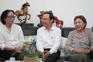 Bí thư Nguyễn Văn Nên thăm gia đình cố Tổng Bí thư Nguyễn Văn Linh và gia đình ông Mai Chí Thọ