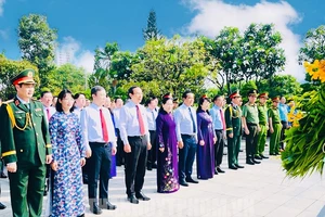 Lãnh đạo TP.HCM dâng hương tưởng nhớ các Mẹ Việt Nam anh hùng, Anh hùng liệt sĩ
