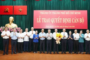 Ông Phan Nguyễn Như Khuê nhận quyết định nghỉ hưu