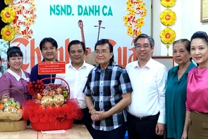 Lãnh đạo TP.HCM thăm NSND Đinh Bằng Phi và NSND Thanh Tuấn 