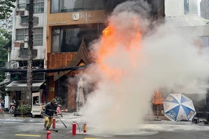 TP.HCM: Cháy cột điện tại quận 1 lan vào cửa quán, nhiều người hoảng loạn