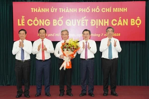 Thành ủy TP.HCM trao quyết định nhân sự chủ chốt các cơ quan tham mưu