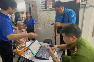 TP.HCM: Lập tổ 'áo xanh lăn bánh' đến tận nhà để cấp đổi thẻ đảng viên