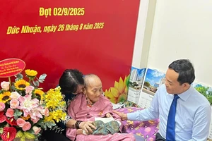 Bí thư Trần Lưu Quang trao Huy hiệu 80 năm tuổi Đảng cho đảng viên 100 tuổi