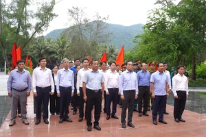 Bí thư TP.HCM Trần Lưu Quang dâng hương tưởng nhớ Anh hùng Liệt sĩ tại đặc khu Côn Đảo