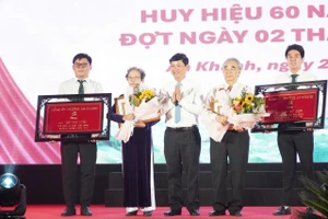 Chủ tịch HĐND TP.HCM Võ Văn Minh trao Huy hiệu Đảng cho đảng viên phường An Khánh