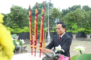 Lãnh đạo TP.HCM dâng hương tưởng nhớ Anh hùng Liệt sĩ, tưởng nhớ các Mẹ Việt Nam Anh hùng