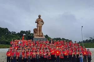 Đoàn đại biểu trí thức TP.HCM thăm Khu di tích Quốc gia đặc biệt Tân Trào