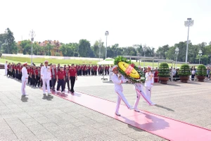 Đoàn đại biểu trí thức TP.HCM vào Lăng viếng Chủ tịch Hồ Chí Minh