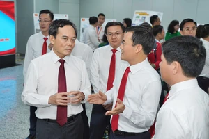 Bí thư Trần Lưu Quang cùng đoàn đại biểu dự Đại hội Đảng bộ TP.HCM tham quan Metro số 1