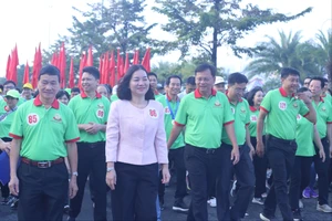 TP.HCM: 5.000 người đi bộ, quyên góp 1,5 tỉ đồng ủng hộ quỹ 'Vì người nghèo' phường Bình Trưng