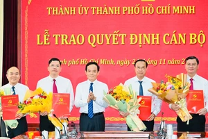 Bí thư TP.HCM Trần Lưu Quang trao các quyết định phê chuẩn nhân sự