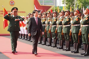 Chùm ảnh: Chủ tịch nước, lãnh đạo Trung ương dự lễ kỷ niệm 80 năm Ngày truyền thống LLVT Quân khu 7