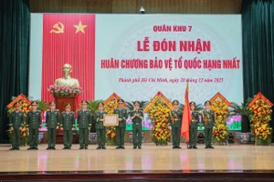 Lực lượng vũ trang Quân khu 7 đón nhận Huân chương Bảo vệ Tổ quốc hạng Nhất