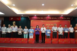 Thành ủy TP.HCM tặng quà tết cho 261 bí thư chi bộ tiêu biểu