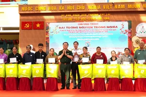 Đại tướng Nguyễn Trọng Nghĩa tặng quà cho hơn 500 hộ khó khăn tại phường Cát Lái