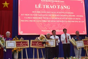 Phó Chủ tịch UBND TP.HCM Nguyễn Mạnh Cường trao Huy hiệu Đảng cho các đảng viên dịp 19-5