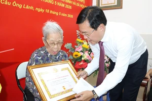 Phó Bí thư Thường trực Thành ủy TP.HCM Lê Quốc Phong trao Huy hiệu cho đảng viên cao tuổi 