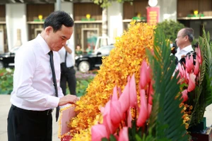 Bí thư Thành ủy TP.HCM Trần Lưu Quang dẫn đầu đoàn đại biểu dâng hoa viếng Bác