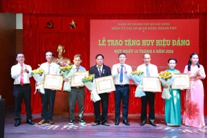 13 đảng viên Đảng ủy các cơ quan Đảng TP.HCM nhận Huy hiệu Đảng