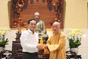 Bí thư Thành ủy TP.HCM Trần Lưu Quang thăm, chúc mừng Đại lễ Phật đản 