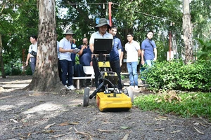 Bộ Tư lệnh TP.HCM cùng chuyên gia dùng radar tìm mộ liệt sĩ tại công viên Lê Thị Riêng